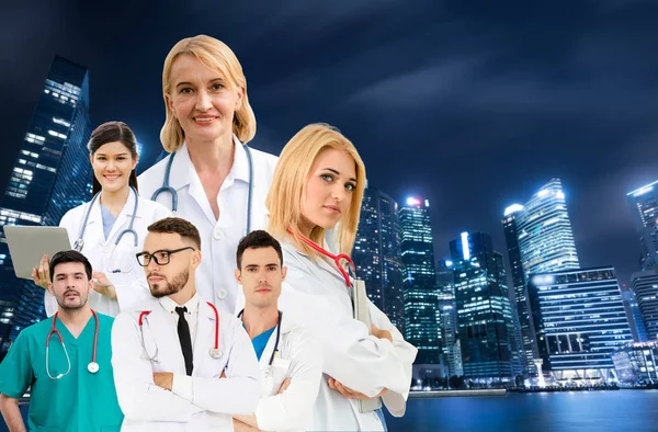 Skupina lékařů a zdravotnického lékaře. — Stock fotografie