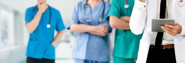 Doctor working in hospital with other doctors. — Stock Photo, Image