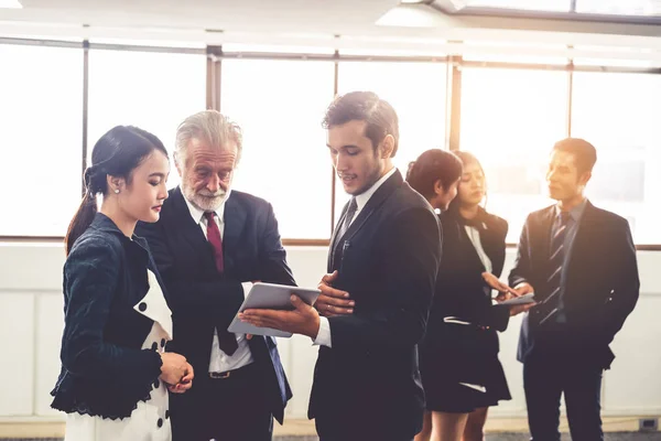 Reunión del grupo de empresarios y empresarias. —  Fotos de Stock