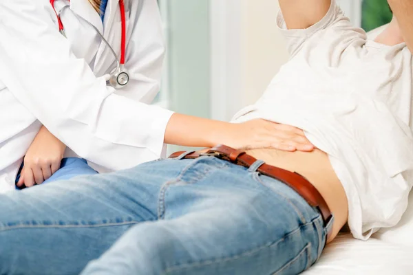 Médecin de femme et patient masculin au bureau de l'hôpital — Photo