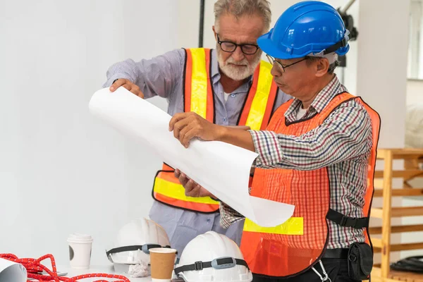 Senior ingenjör och arkitekt som arbetar med teckning — Stockfoto