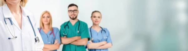 Medico Professionista Che Lavora Nello Studio Ospedaliero Clinica Con Altri — Foto Stock