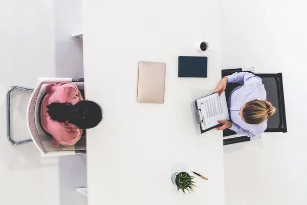 Twee jonge zakenvrouwen ontmoeten elkaar voor interview. — Stockfoto