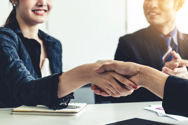 Geschäftsleute per Handschlag im Amt. — Stockfoto