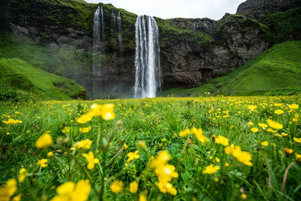 Волшебный водопад Сельджаландсфосс в Исландии. — стоковое фото