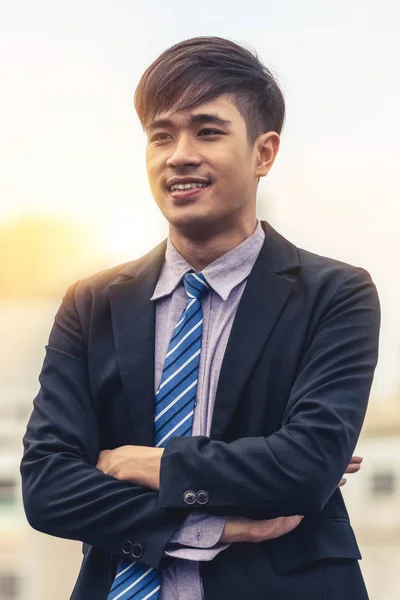 Retrato de jovem confiante empresário asiático . — Fotografia de Stock