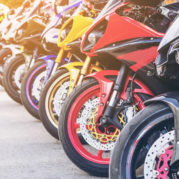Motocicletas grupo de estacionamiento en la calle de la ciudad en verano —  Fotos de Stock