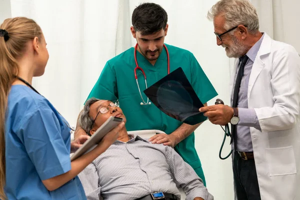 Trabalho da equipe do doutor com imagem do filme do raio x do paciente . — Fotografia de Stock