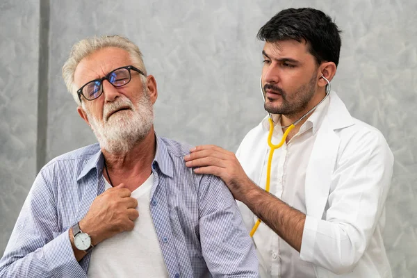 Médico de consulta de paciente sênior no hospital . — Fotografia de Stock