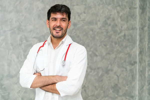 Joven médico masculino que trabaja en el hospital. — Foto de Stock