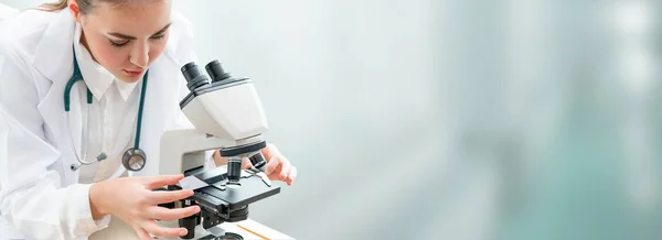 Ученый-исследователь использует микроскоп в лаборатории — стоковое фото