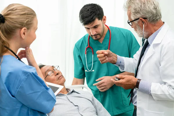 Doktor ekibi kıdemli yetişkin hasta bakımı.