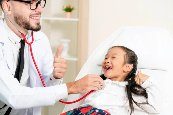 Doctor examining little happy kid in hospital. — Stock Photo, Image