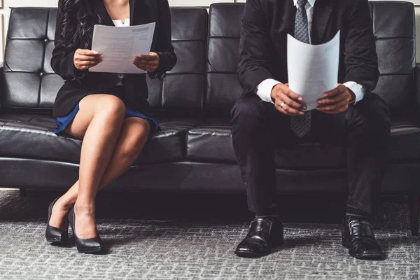 Arbeiterkandidat sitzt und wartet auf Vorstellungsgespräch. — Stockfoto