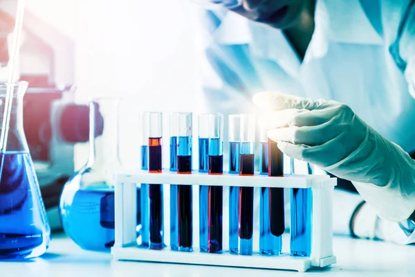 Científico trabajando en laboratorio de bioquímica . —  Fotos de Stock