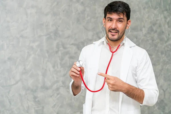 Jonge mannelijke arts werkzaam in het ziekenhuis. — Stockfoto