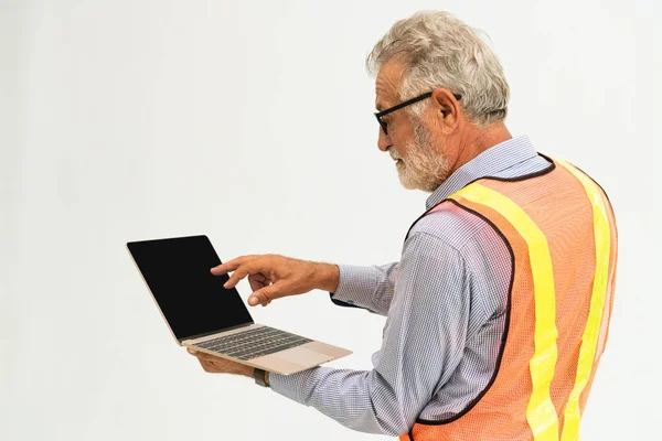 Senior Polier oder Ingenieur mit Laptop. — Stockfoto