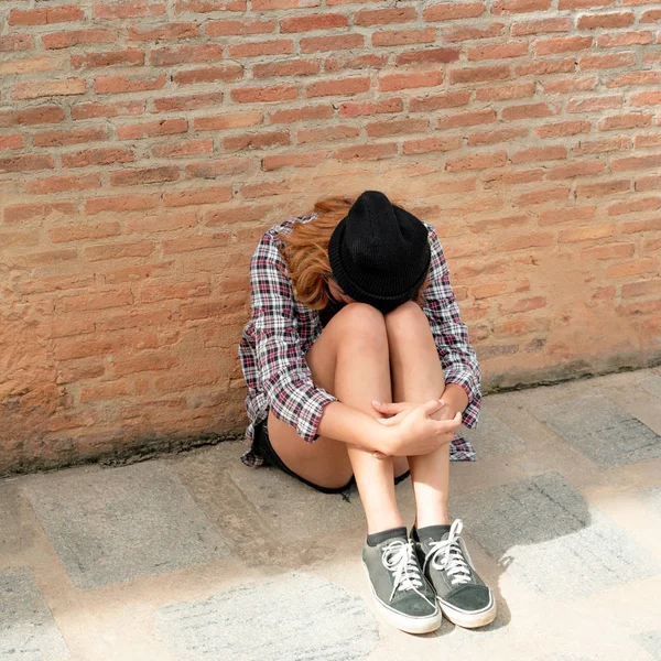 Depressziós tizenéves nő érzés szomorú és magányos. — Stock Fotó