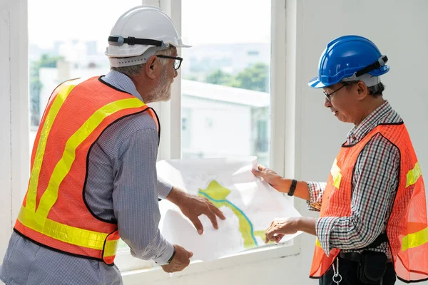 Ingénieur principal et architecte travaillant avec le dessin — Photo