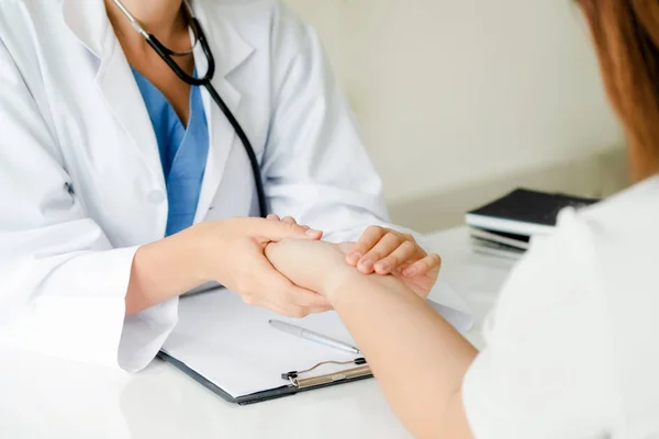 Femme médecin et patiente au bureau de l'hôpital — Photo