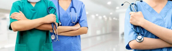 Medico che lavora in ospedale con altri medici . — Foto Stock