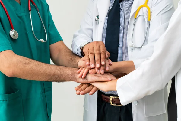 Las personas de salud trabajan juntas en el hospital —  Fotos de Stock