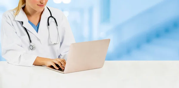 Doctor usando computadora portátil en el hospital. —  Fotos de Stock