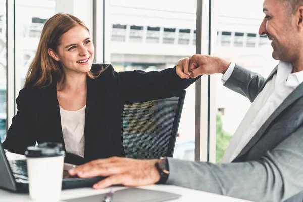 Parceiro de negócios de sucesso celebrando no escritório. — Fotografia de Stock