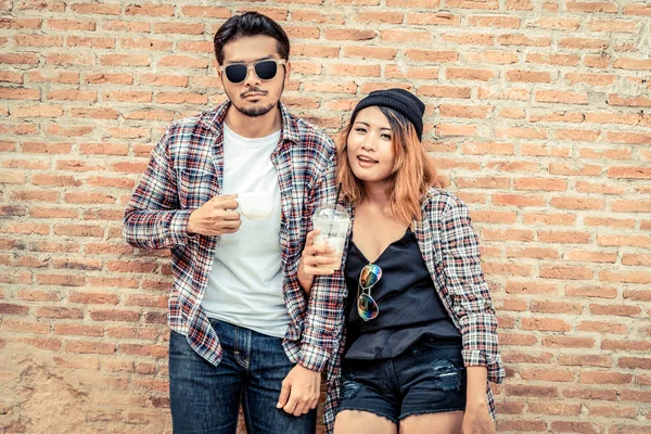 Jovem feliz e mulher bebem café na rua . — Fotografia de Stock