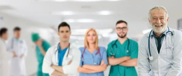 Hastane Ofisinde Klinikte Çalışan Profesyonel Doktor Diğer Doktorlar Hemşire Cerrahlarla — Stok fotoğraf