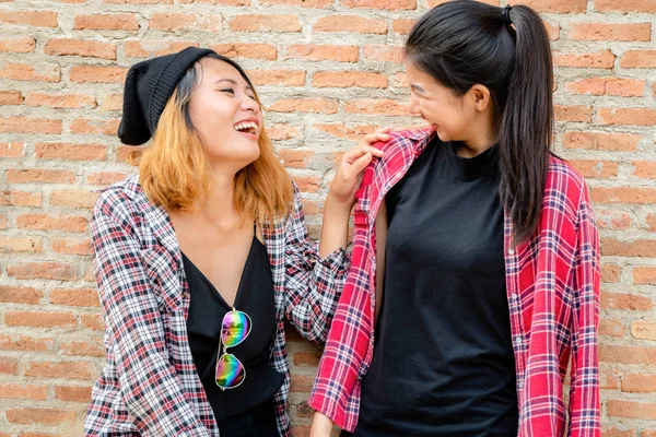 Dos amigas felices riendo de felicidad . —  Fotos de Stock