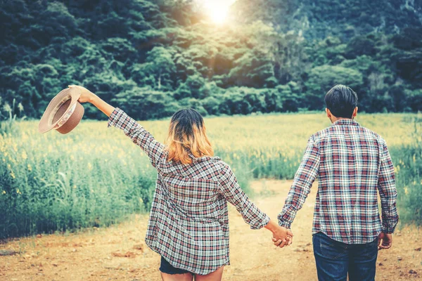 幸せなカップルは丘の上をロマンチックな散歩を取る. — ストック写真