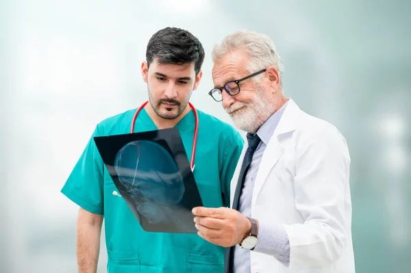 Medici in ospedale che lavorano con un altro medico . — Foto Stock