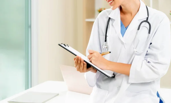 Jovem médica trabalhando em consultório hospitalar . — Fotografia de Stock