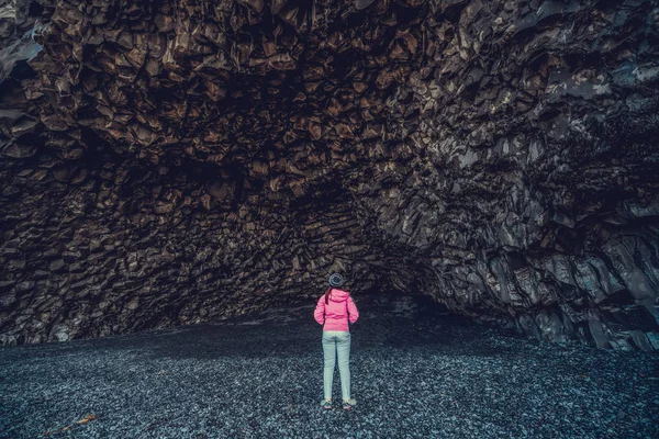 Peștera vulcanică pe plaja Reynisdrangar, Vik, Islanda — Fotografie, imagine de stoc