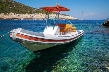 Hvar Adası yazında berrak okyanus suyu üzerinde Motorboat, Hırvatistan.