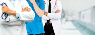 Doktor diğer doktorlar ile hastanede çalışıyor.