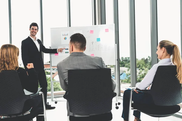 Empresarias y empresarios en reunión de grupo. — Foto de Stock