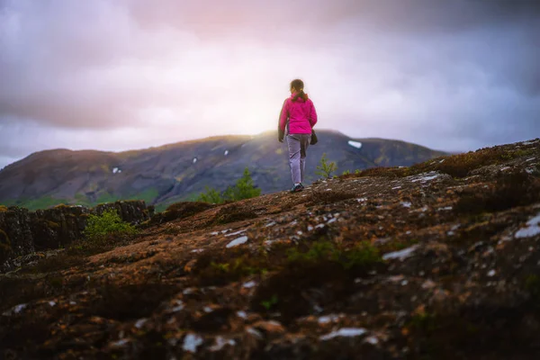 Woman traveler hiking across Iceland landscape. — Stock Photo, Image