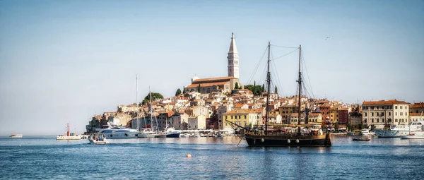 Romántico casco antiguo de Rovinj en Croacia, Europa . — Foto de Stock