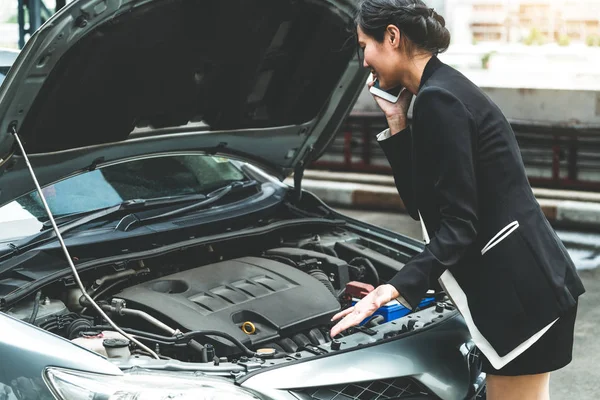 Donna il cui guasto auto chiamare per il servizio di riparazione. — Foto Stock