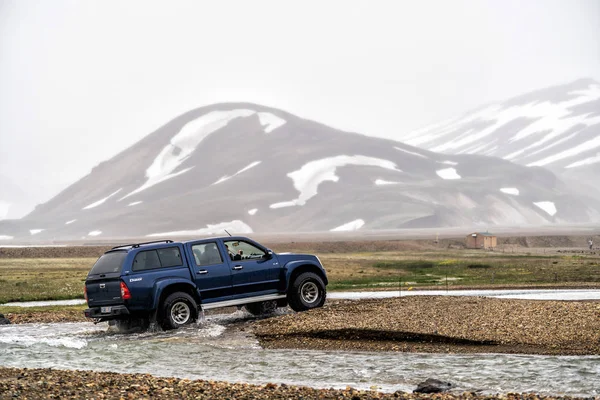 Landmannalaugar 2018年7月2日 4Wd汽车在冰岛 欧洲高地的Landmannalaugar景观中驶离公路 这个地方以夏季户外运动闻名 — 图库照片