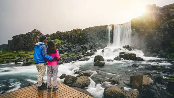 Путешественники путешествуют в Oxarfoss Водопад, Исландия — стоковое фото