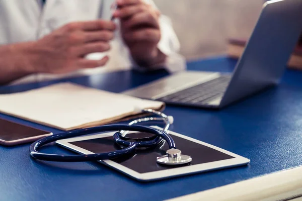 Médecin travaillant au bureau de l'hôpital . — Photo