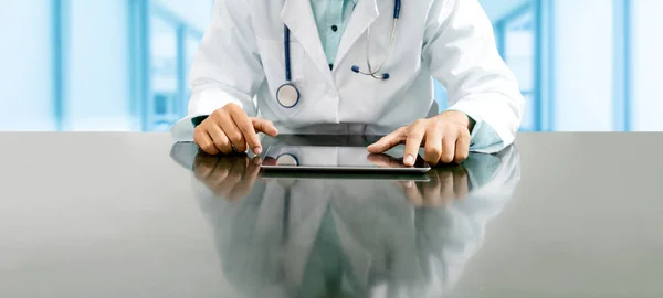 Médico com computador tablet no escritório do hospital . — Fotografia de Stock