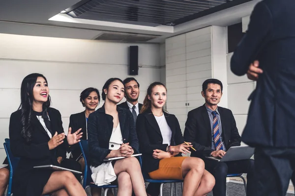 Empresarios y empresarias celebrando el éxito. — Foto de Stock