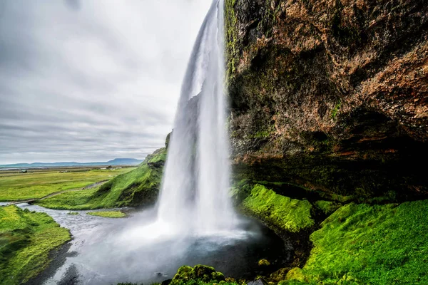 Magiczny wodospad Seljalandsfoss w Islandii. — Zdjęcie stockowe