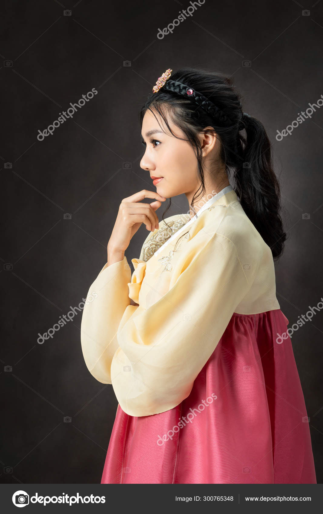 Mujer coreana en vestido tradicional coreano Hanbok Foto de stock BiancoBlue 300765348