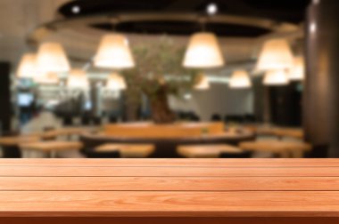 Modern restoranın bulanık arka planda ahşap masa