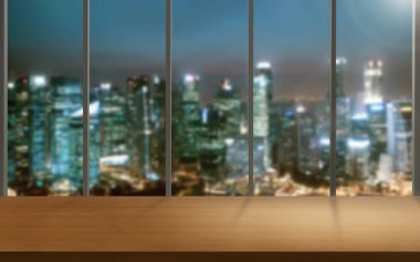Şehir merkezinde ahşap masa modern ofis arka plan